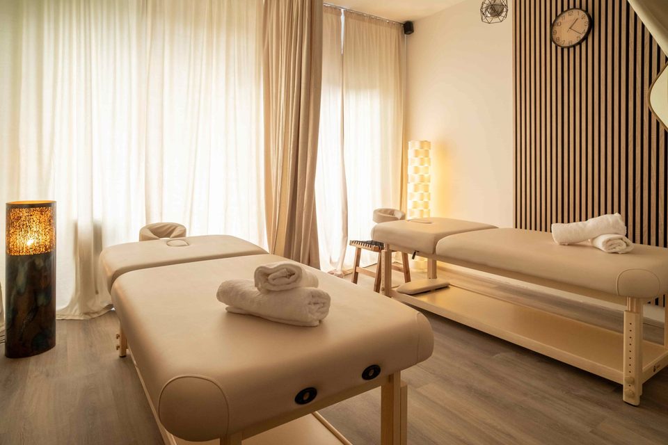 Massage room with two massage beds at the Thajské masáže Brandýs nad Labem salon